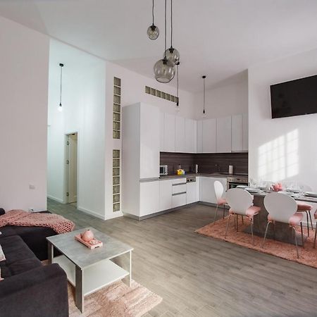 Stunning, Newly Renovated Central Apartment Oradea Exterior photo