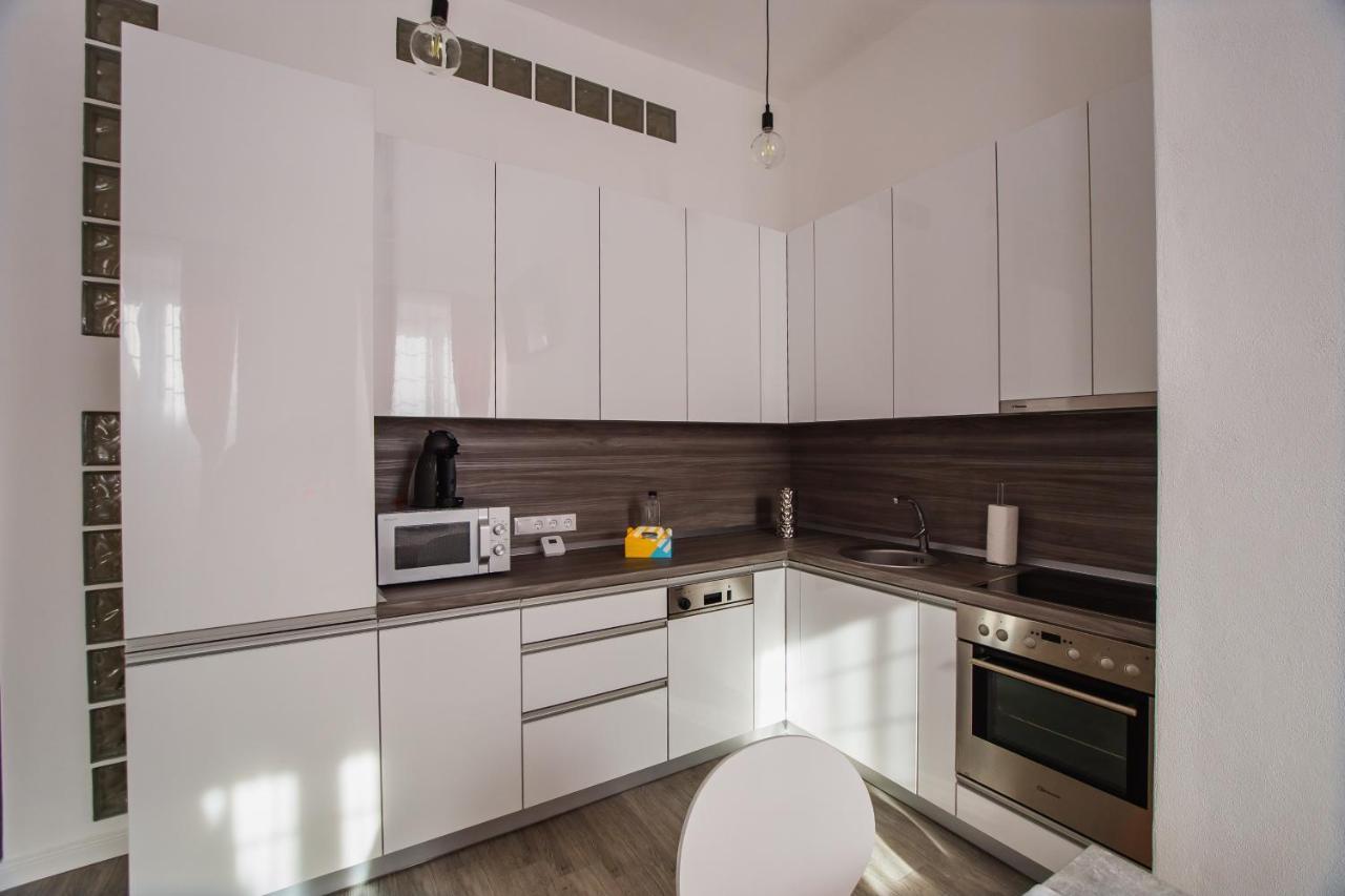 Stunning, Newly Renovated Central Apartment Oradea Exterior photo