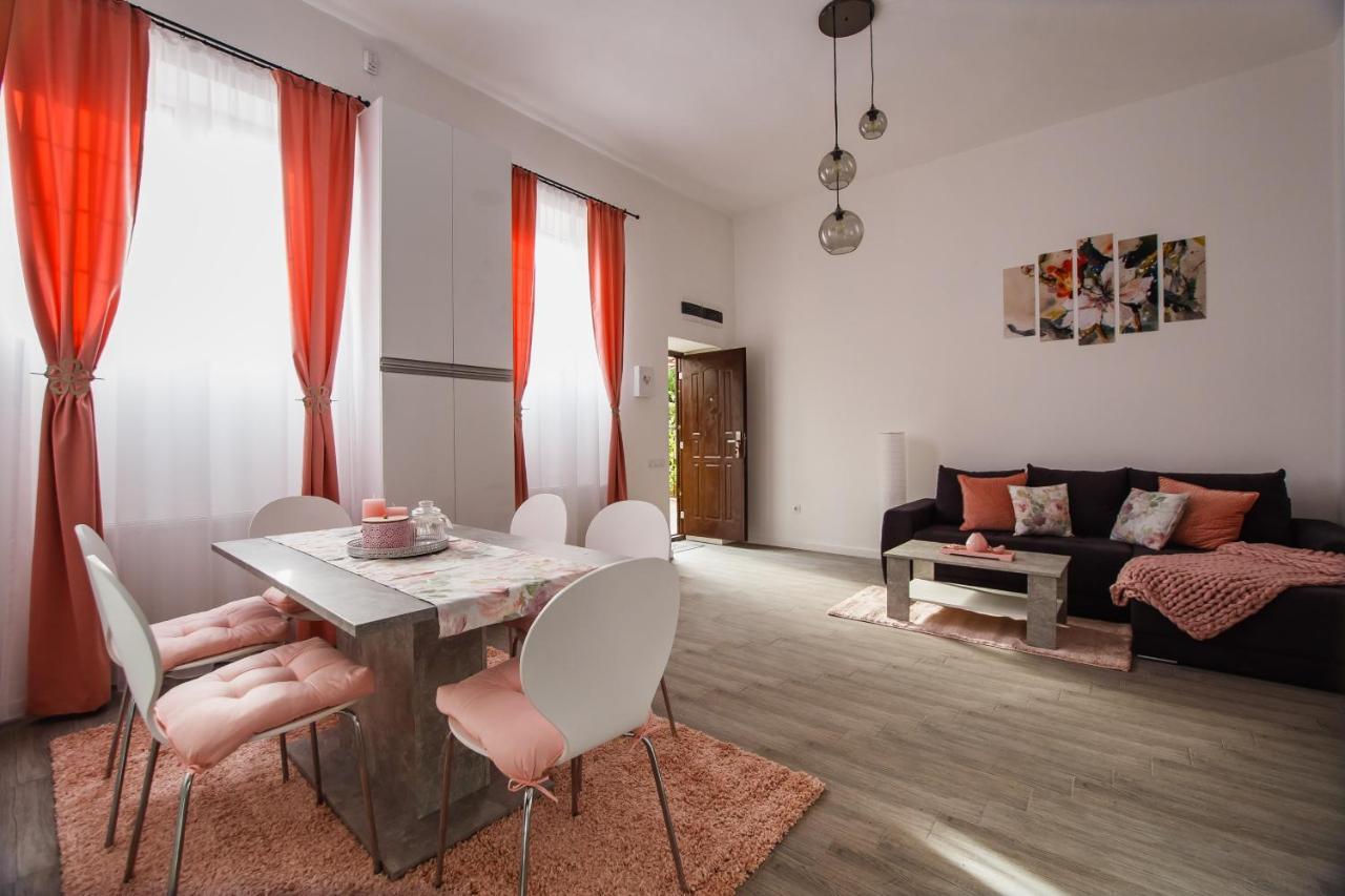 Stunning, Newly Renovated Central Apartment Oradea Exterior photo