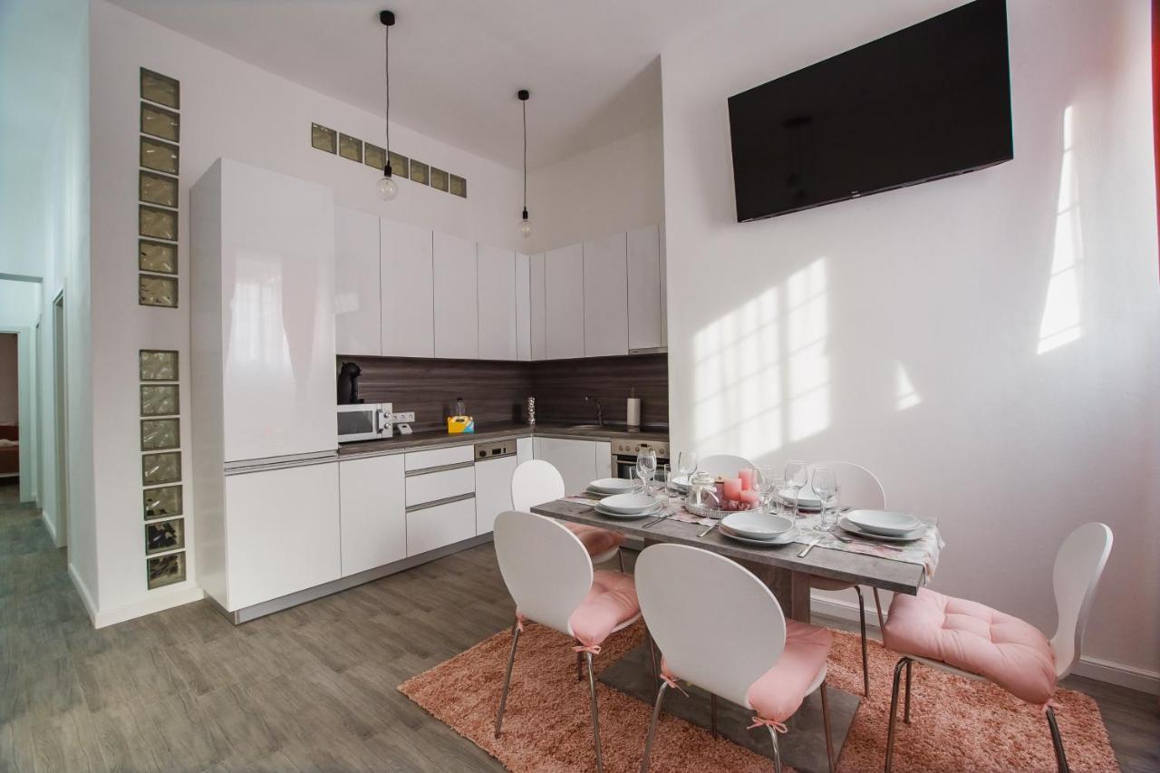 Stunning, Newly Renovated Central Apartment Oradea Exterior photo