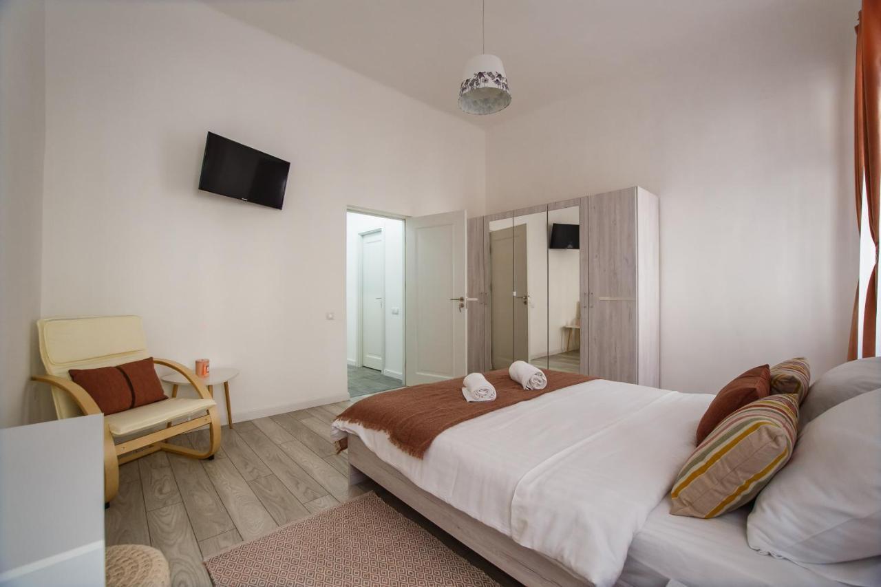 Stunning, Newly Renovated Central Apartment Oradea Exterior photo