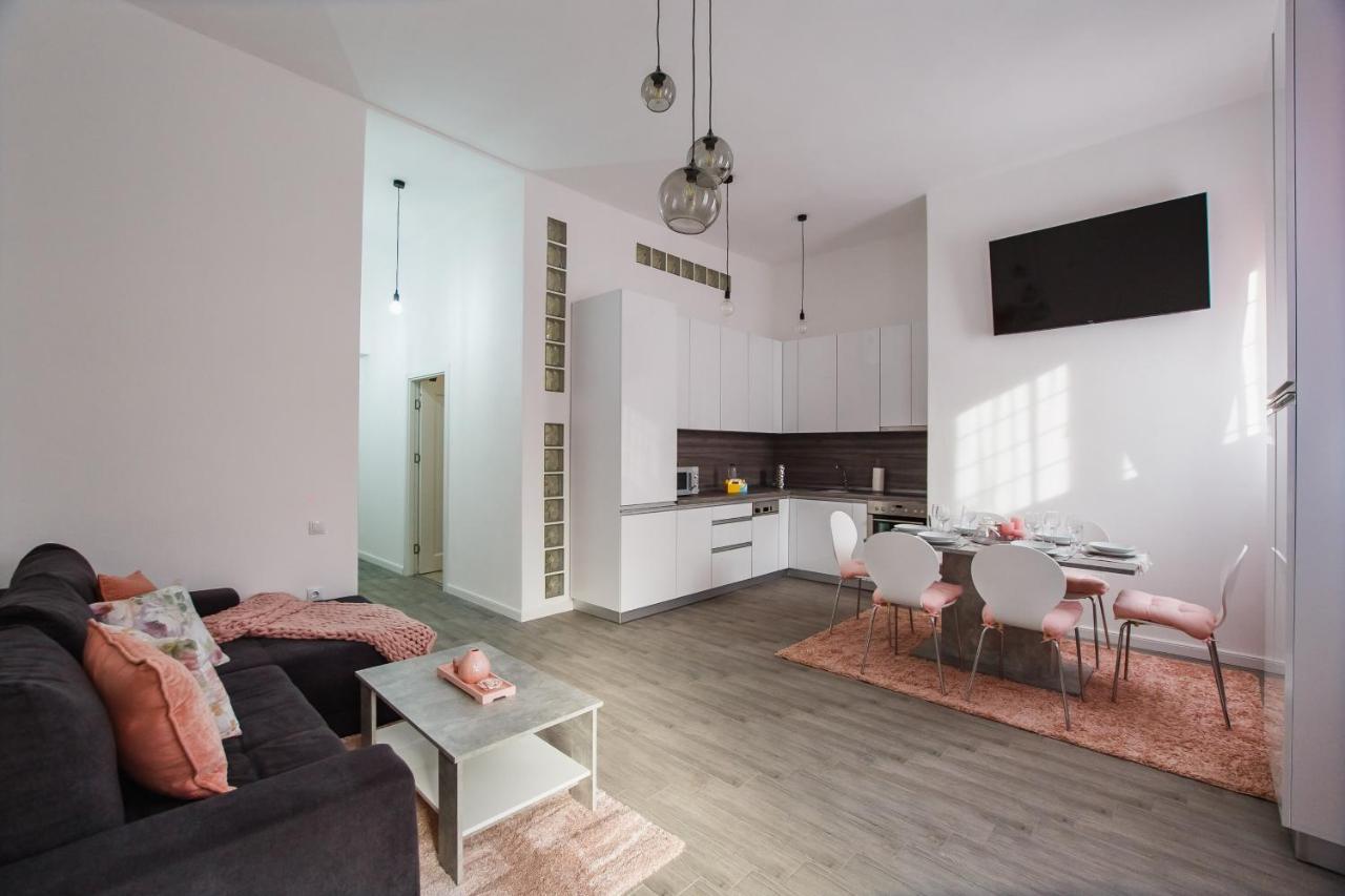 Stunning, Newly Renovated Central Apartment Oradea Exterior photo