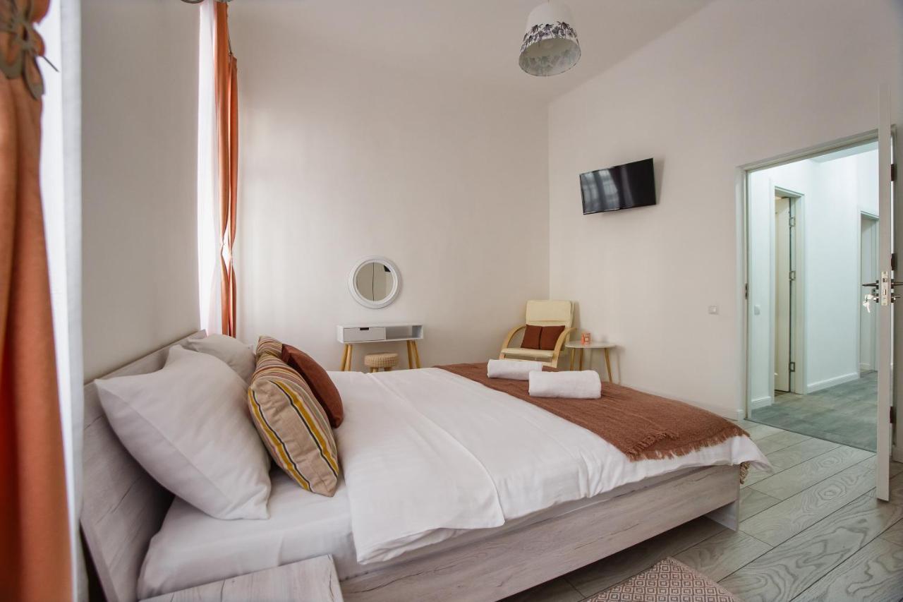 Stunning, Newly Renovated Central Apartment Oradea Exterior photo