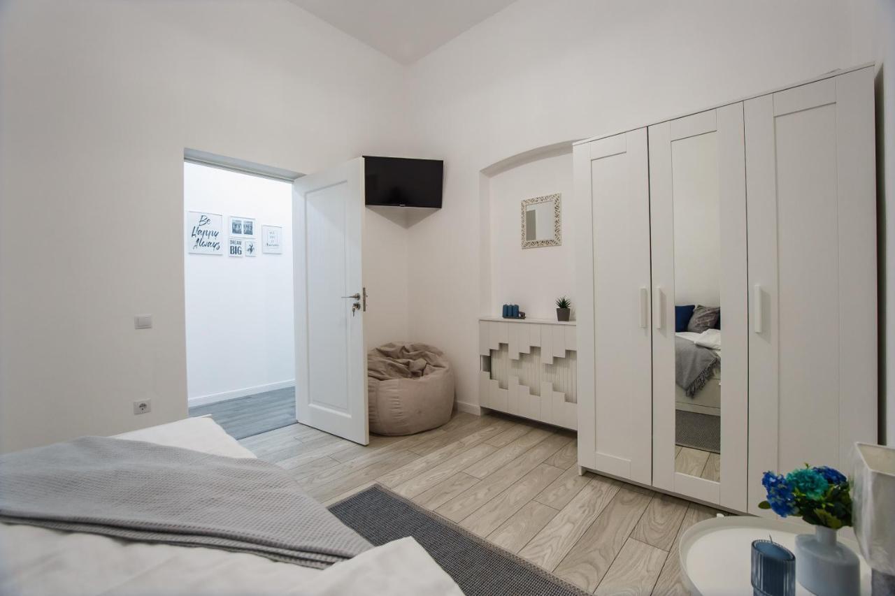 Stunning, Newly Renovated Central Apartment Oradea Exterior photo